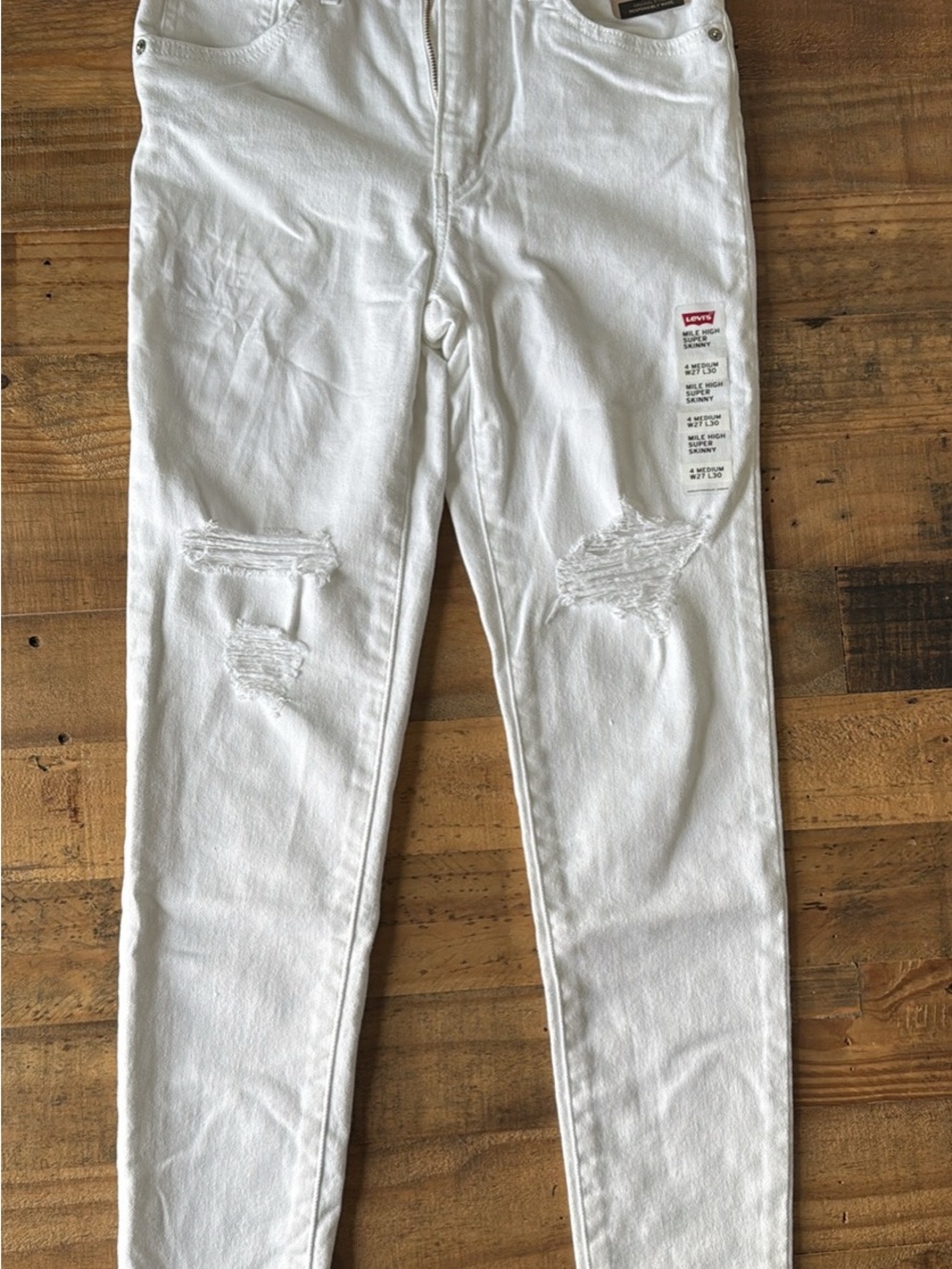 NEW WITH TAGS Levi's White Distressed Women’s Jeans